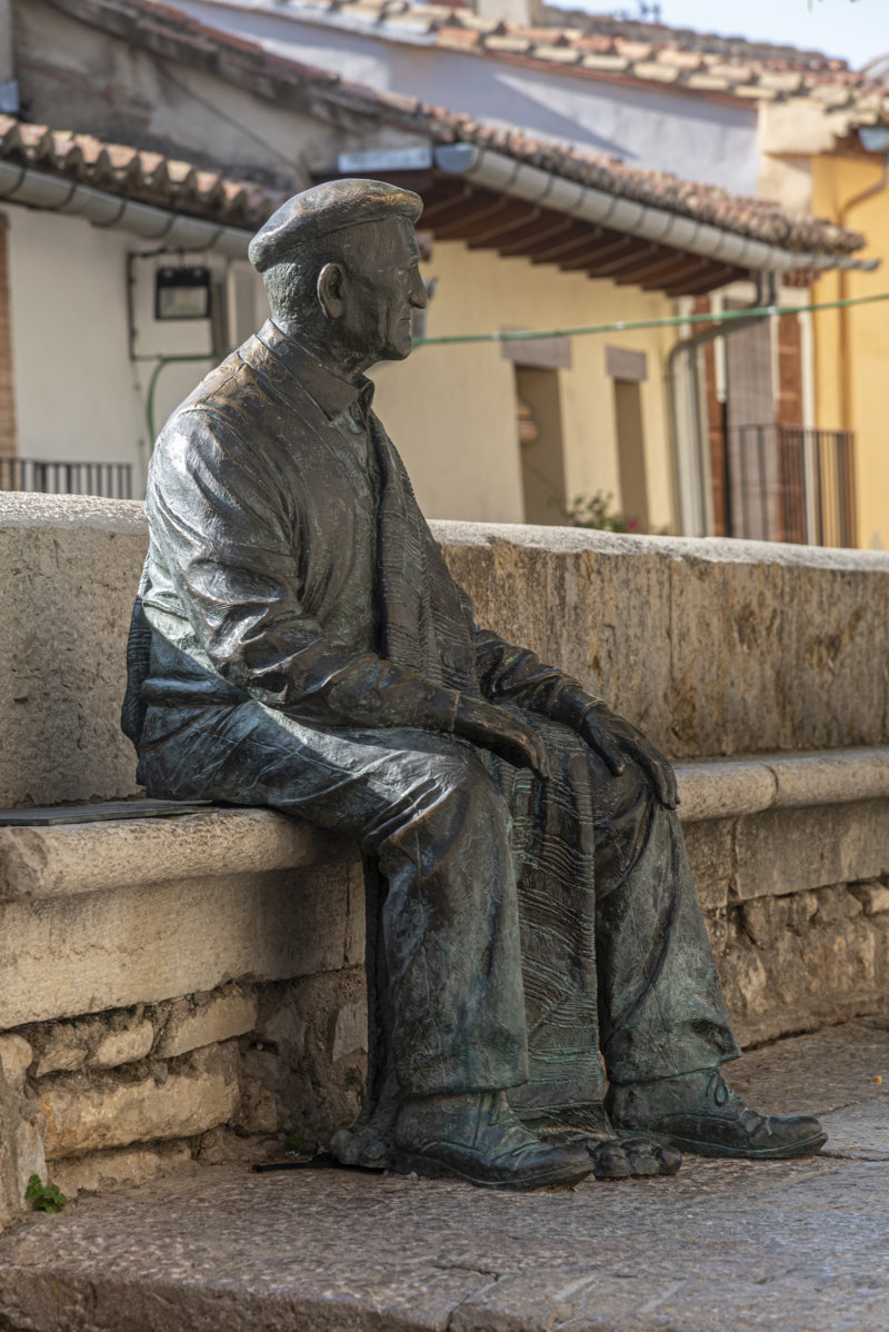 Castelló de la Plana - Morella 039 - escultura a Julián García Gisbert.jpg
